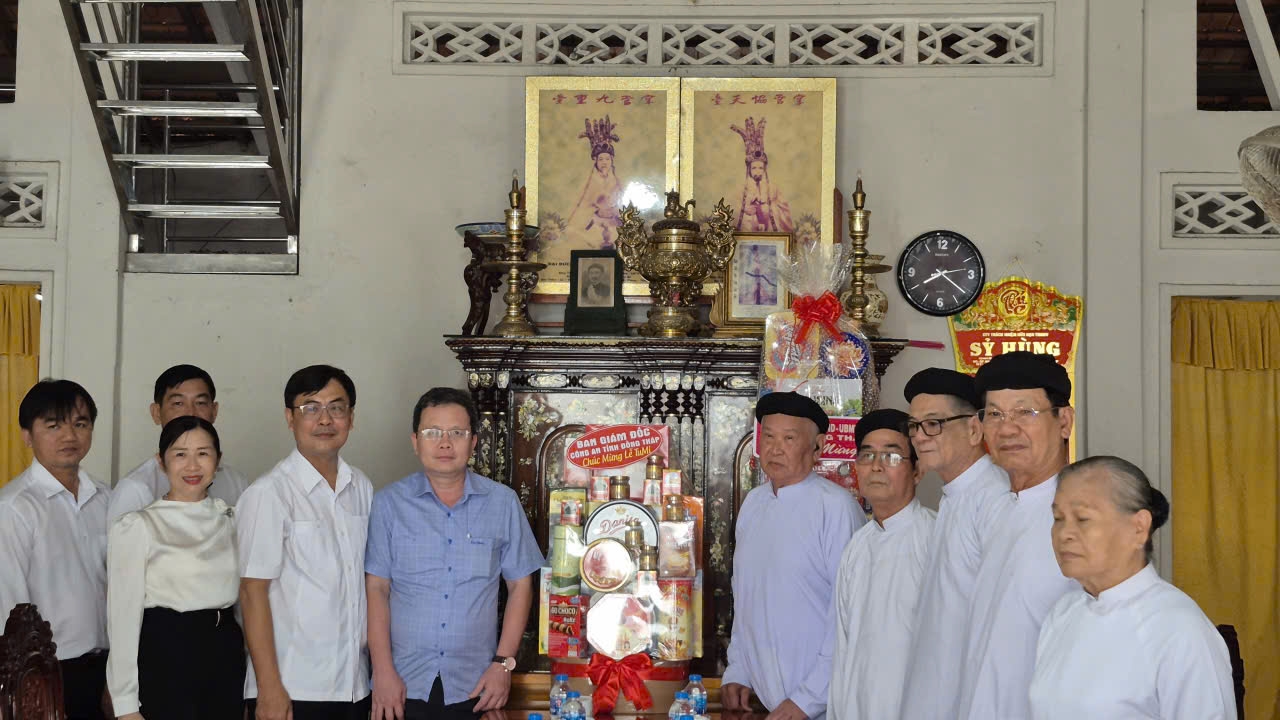 G.đốc CA tỉnh Đ.Tháp đến thăm H.Thánh